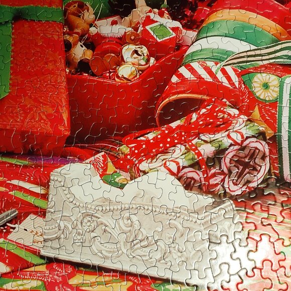 Springbok Jigsaw Puzzle Christmas It's A Wrap 1000 Pieces Complete - Picture 6 of 8